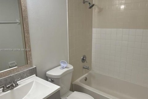 Condo in Miami, Florida, 2 bedrooms № 2010173 - photo 9