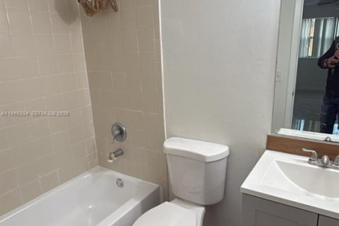 Condo in Miami, Florida, 2 bedrooms № 2010173 - photo 10