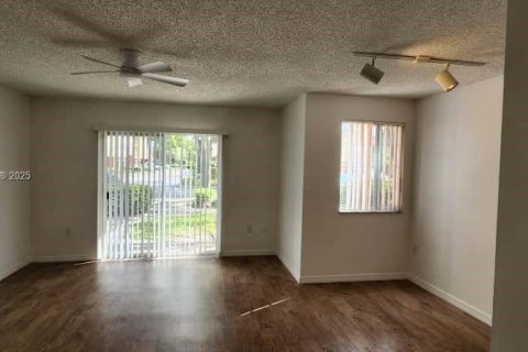 Condominio en alquiler en West Palm Beach, Florida, 1 dormitorio, 69.31 m2 № 1954360 - foto 1