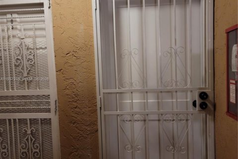 Купить кондоминиум в Майами, Флорида 2 спальни, 71.53м2, № 1995109 - фото 2