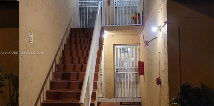 Кондоминиум с 2 спальнями в Майами, Флорида № 1995109