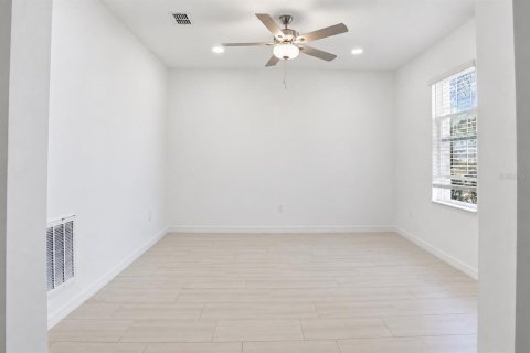 Casa en venta en Land O' Lakes, Florida, 5 dormitorios, 269.04 m2 № 2385705 - foto 3