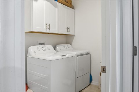 Casa en venta en Land O' Lakes, Florida, 5 dormitorios, 269.04 m2 № 2385705 - foto 9