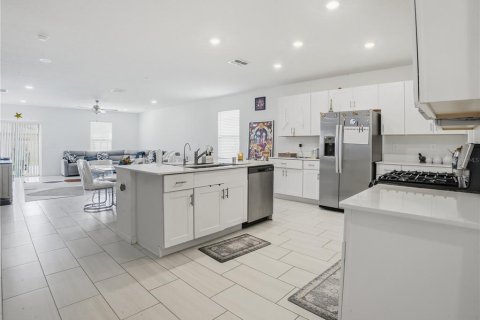 Casa en venta en Land O' Lakes, Florida, 5 dormitorios, 269.04 m2 № 2385705 - foto 5