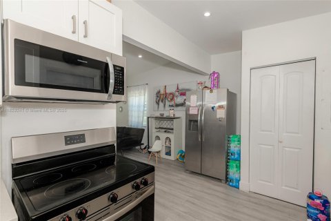 House in Miami Gardens, Florida 3 bedrooms, 80.27 sq.m. № 1800844 - photo 14