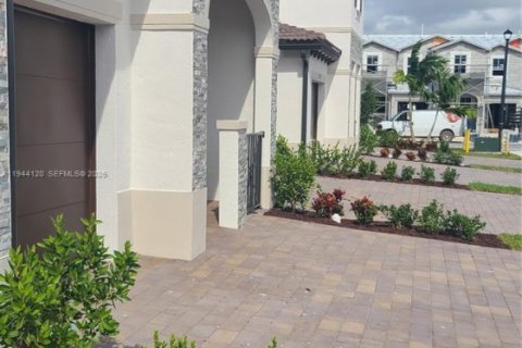 Снять в аренду таунхаус в Хомстед, Флорида 4 спальни, 169.08м2, № 2000658 - фото 22