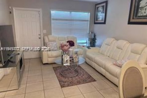 Casa en venta en West Park, Florida, 3 dormitorios, 116.31 m2 № 1998425 - foto 2