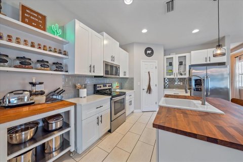 House in Sarasota, Florida 3 bedrooms, 162.76 sq.m. № 1734988 - photo 11