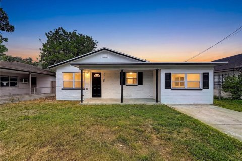 House in Tampa, Florida 4 bedrooms, 144.37 sq.m. № 2207045