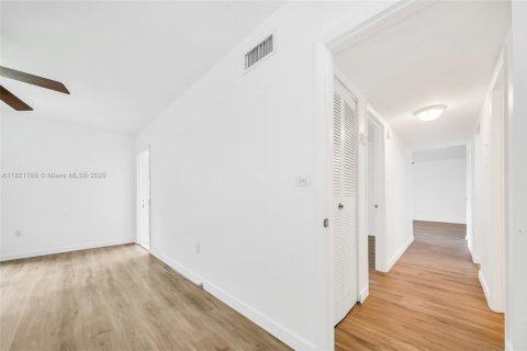 Condo in Miami, Florida, 2 bedrooms  № 1787097 - photo 19