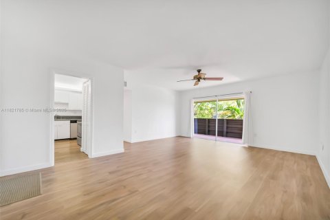Condo in Miami, Florida, 2 bedrooms  № 1787097 - photo 1