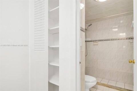 Condo in Miami, Florida, 2 bedrooms  № 1787097 - photo 25