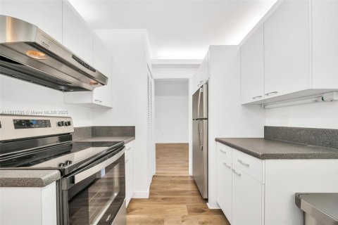 Condo in Miami, Florida, 2 bedrooms  № 1787097 - photo 8