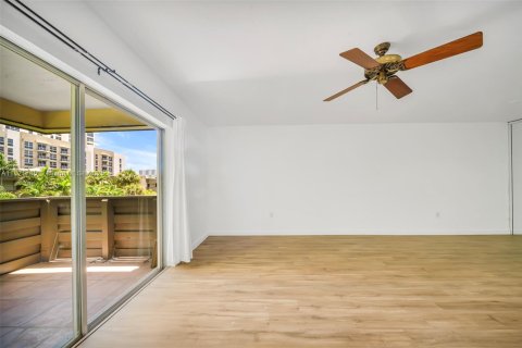 Condo in Miami, Florida, 2 bedrooms  № 1787097 - photo 5