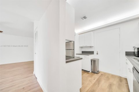 Condo in Miami, Florida, 2 bedrooms  № 1787097 - photo 11