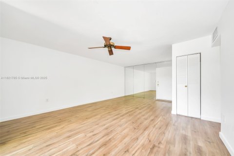 Condo in Miami, Florida, 2 bedrooms  № 1787097 - photo 4