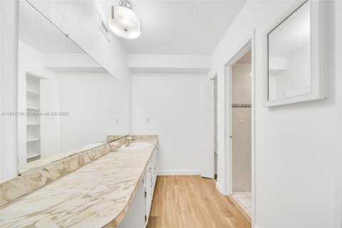 Condo in Miami, Florida, 2 bedrooms  № 1787097 - photo 24