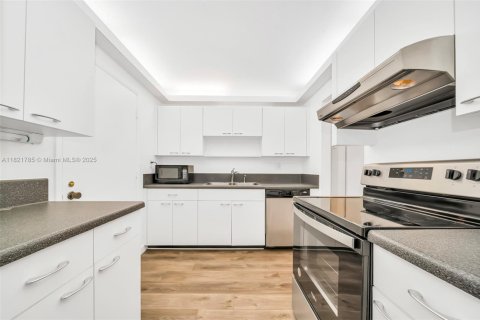 Condo in Miami, Florida, 2 bedrooms  № 1787097 - photo 7