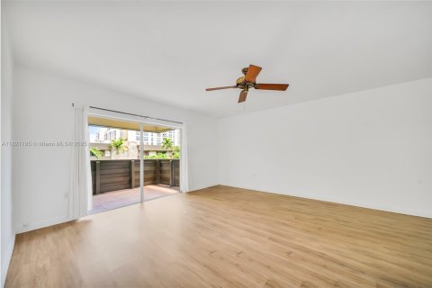Condo in Miami, Florida, 2 bedrooms  № 1787097 - photo 2