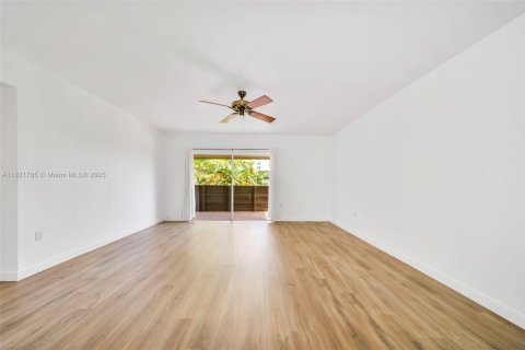 Condo in Miami, Florida, 2 bedrooms  № 1787097 - photo 3