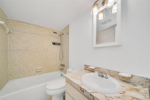 Condo in Miami, Florida, 2 bedrooms  № 1787097 - photo 18