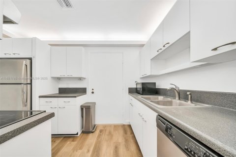 Condo in Miami, Florida, 2 bedrooms  № 1787097 - photo 10
