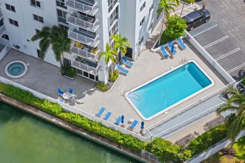 Copropriété à vendre à Miami Beach, Floride: 1 chambre, 69.68 m2 № 1945971 - photo 18