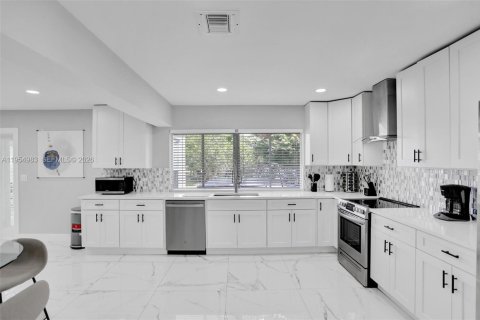 Villa ou maison à vendre à Deerfield Beach, Floride: 6 chambres, 282.05 m2 № 2011015 - photo 10