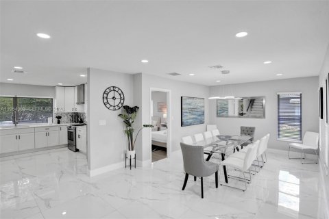 Villa ou maison à vendre à Deerfield Beach, Floride: 6 chambres, 282.05 m2 № 2011015 - photo 1