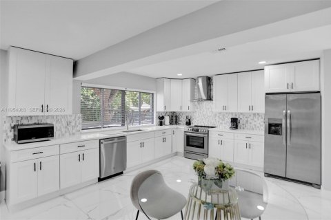 Villa ou maison à vendre à Deerfield Beach, Floride: 6 chambres, 282.05 m2 № 2011015 - photo 9