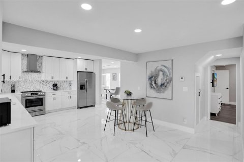 Villa ou maison à vendre à Deerfield Beach, Floride: 6 chambres, 282.05 m2 № 2011015 - photo 8