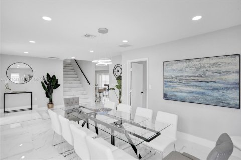 Villa ou maison à vendre à Deerfield Beach, Floride: 6 chambres, 282.05 m2 № 2011015 - photo 2