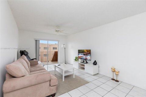 Condo in Hialeah, Florida, 2 bedrooms  № 1947409 - photo 3