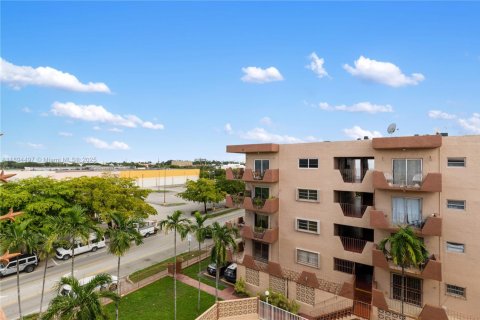 Condo in Hialeah, Florida, 2 bedrooms  № 1947409 - photo 21