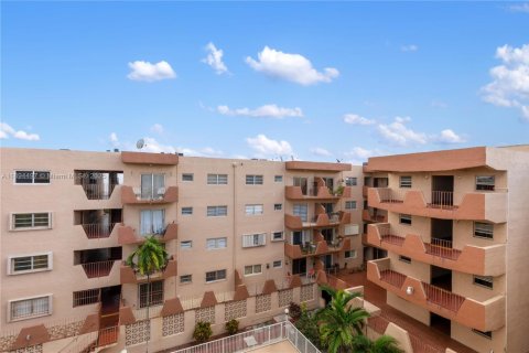 Condo in Hialeah, Florida, 2 bedrooms  № 1947409 - photo 24
