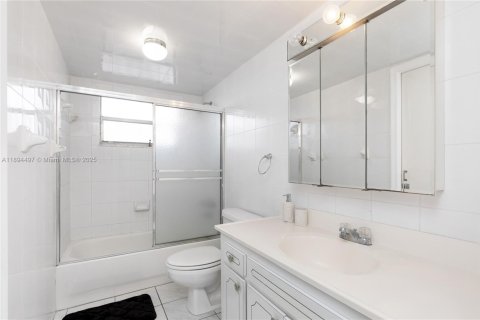 Condo in Hialeah, Florida, 2 bedrooms  № 1947409 - photo 15