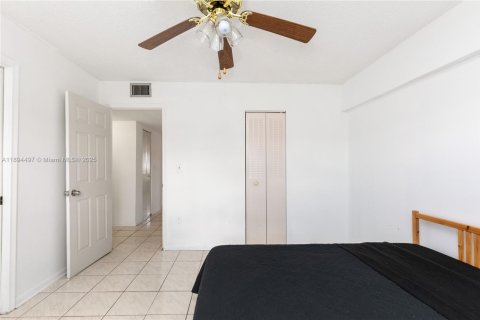 Condo in Hialeah, Florida, 2 bedrooms  № 1947409 - photo 16