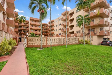 Condo in Hialeah, Florida, 2 bedrooms  № 1947409 - photo 22