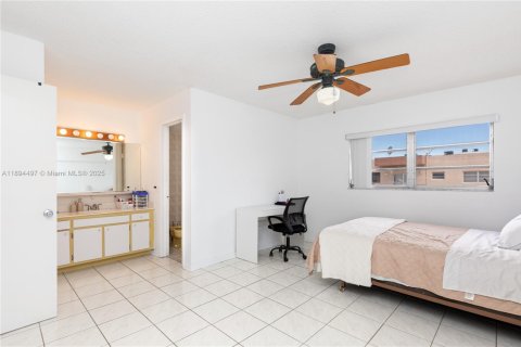 Condo in Hialeah, Florida, 2 bedrooms  № 1947409 - photo 13