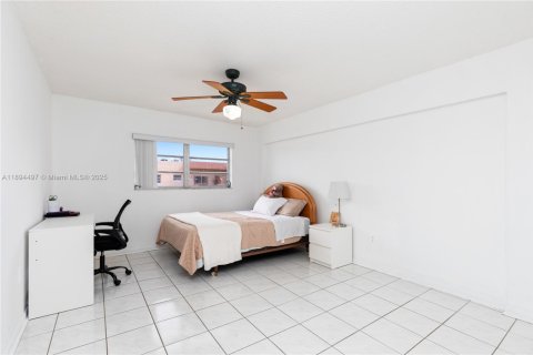 Condo in Hialeah, Florida, 2 bedrooms  № 1947409 - photo 14