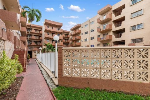 Condo in Hialeah, Florida, 2 bedrooms  № 1947409 - photo 25