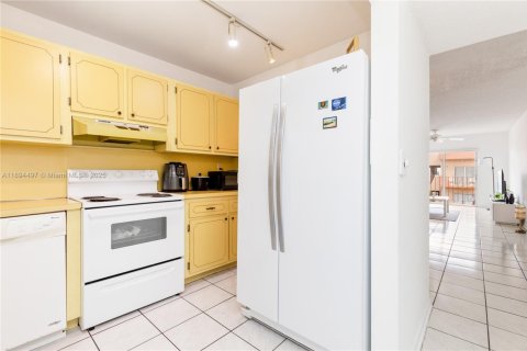 Condo in Hialeah, Florida, 2 bedrooms  № 1947409 - photo 11