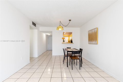 Condo in Hialeah, Florida, 2 bedrooms  № 1947409 - photo 5