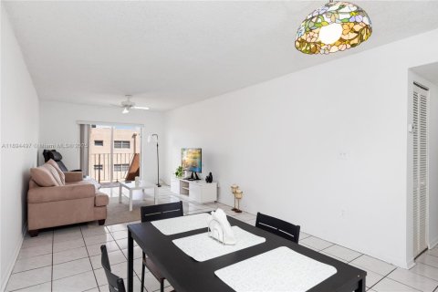 Condo in Hialeah, Florida, 2 bedrooms  № 1947409 - photo 9