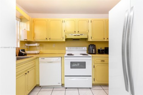 Condo in Hialeah, Florida, 2 bedrooms  № 1947409 - photo 12