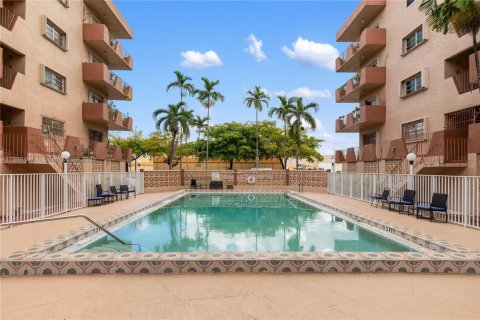 Condo in Hialeah, Florida, 2 bedrooms  № 1947409 - photo 1