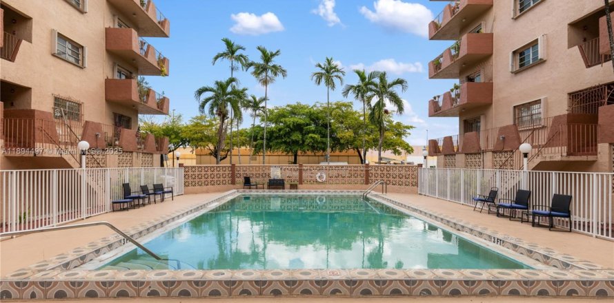 Condo in Hialeah, Florida, 2 bedrooms  № 1947409