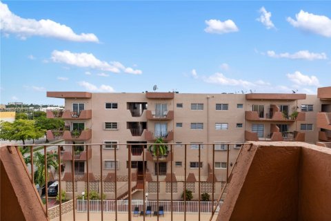 Condo in Hialeah, Florida, 2 bedrooms  № 1947409 - photo 23