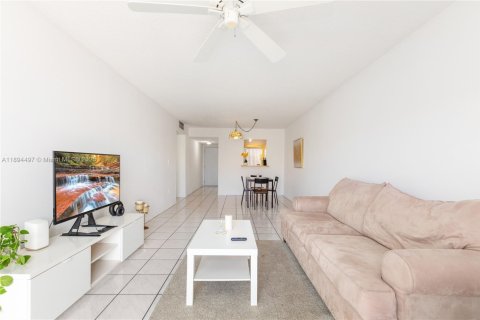 Condo in Hialeah, Florida, 2 bedrooms  № 1947409 - photo 10