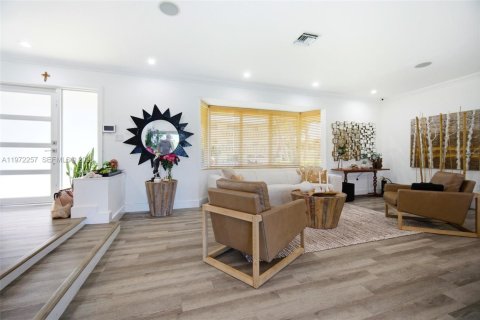 Casa en alquiler en North Miami Beach, Florida, 3 dormitorios, 194.44 m2 № 2032764 - foto 6